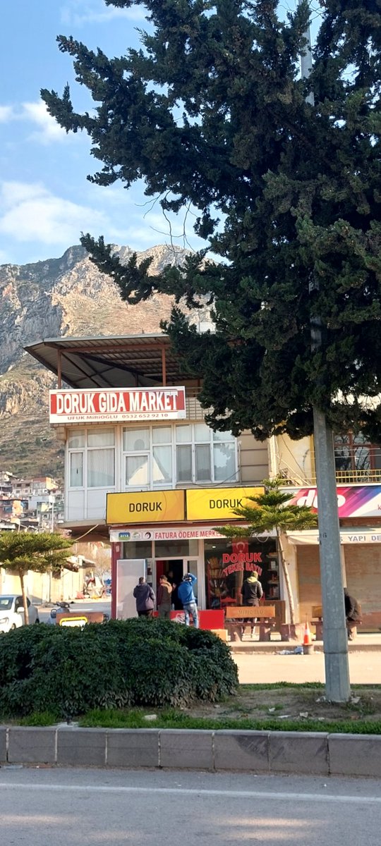 Mustafa Sekin (@mustfasekin) on Twitter photo Bu marketi lütfen herkes paylaşsın. Açım diye o kadar şey aldım benden 1 TL bile almadı. Zorla da veremedim. İnsanlar aç kalmasın diye açmış. Bu marketi lütfen herkes paylaşsın. Açım diye o kadar şey aldım benden 1 TL bile almadı. Zorla da veremedim. İnsanlar aç kalmasın diye açmış.