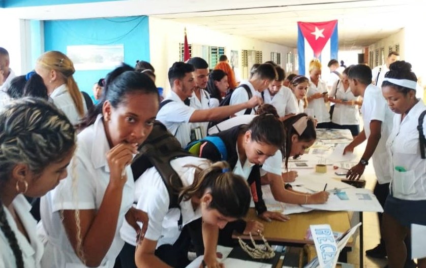 VargasCarnot's tweet photo. #UCMM...Se realiza la expoferia para dar a conocer los proyectos de la Academia y promover la inclusión de los estudiantes  de reinte ingreso.@rector_ucmm 
@UCM_Matanzas https://t.co/IuUe7N55Ek
