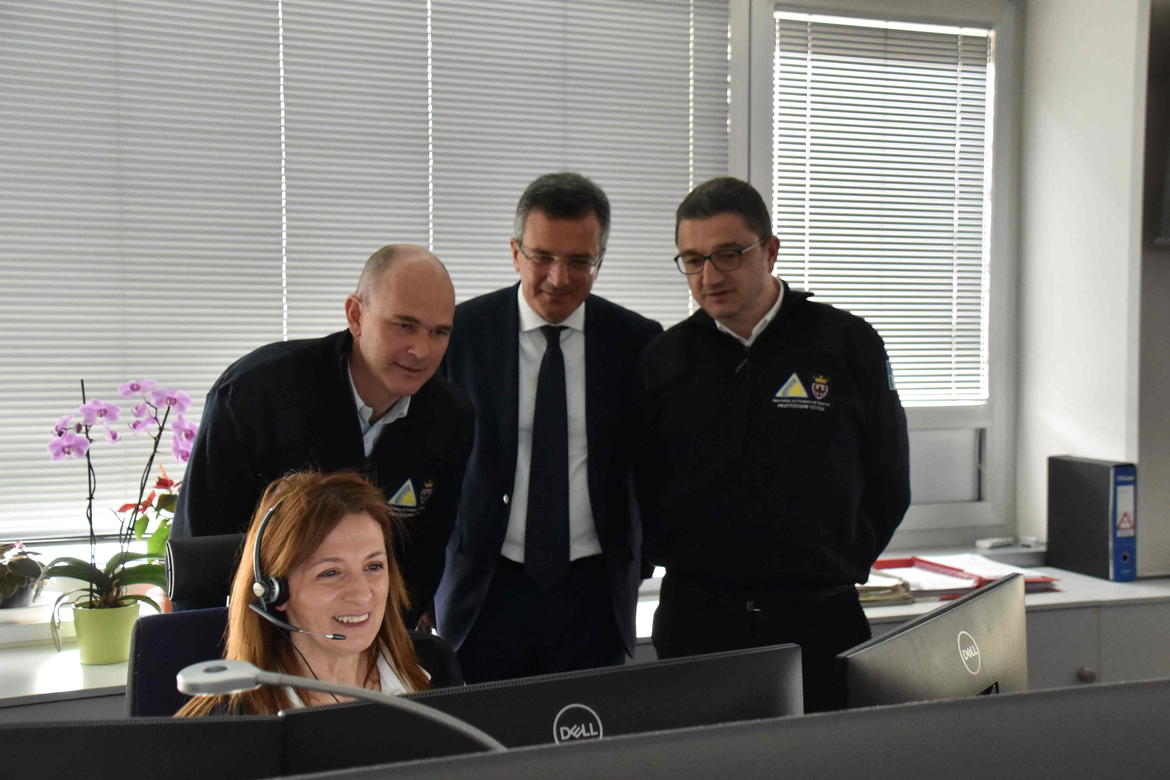 ProvinciaTrento's tweet photo. 📞🆘 Centrale 1️⃣1️⃣2️⃣, alle chiamate di aiuto una risposta in appena 3 secondi.  Giornata di porte aperte. Ecco il nuovo sistema per la localizzazione automatica degli utenti ‘Aml’   

Per saperne di più ➡️ https://t.co/ePYvLLxfFV

#112Day2023 https://t.co/wDxb8k9jaz
