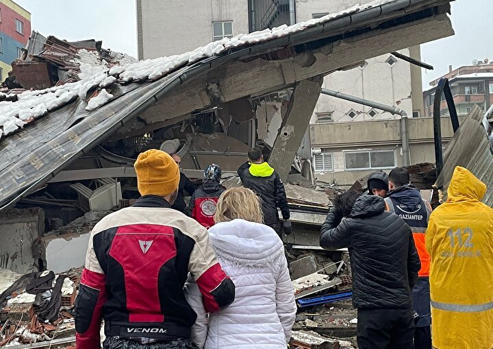 prednizon's tweet photo. Avusturya Ordusu: Şiddet olayları nedeniyle deprem bölgesindeki arama kurtarma çalışmalarımızı durdurduk.

#taha #tahaduymaz #atatürk #gram #yanardağ #parfüm #vefat #halktv #ölmüş #gündem #şiddet https://t.co/S0zdL3KlTx