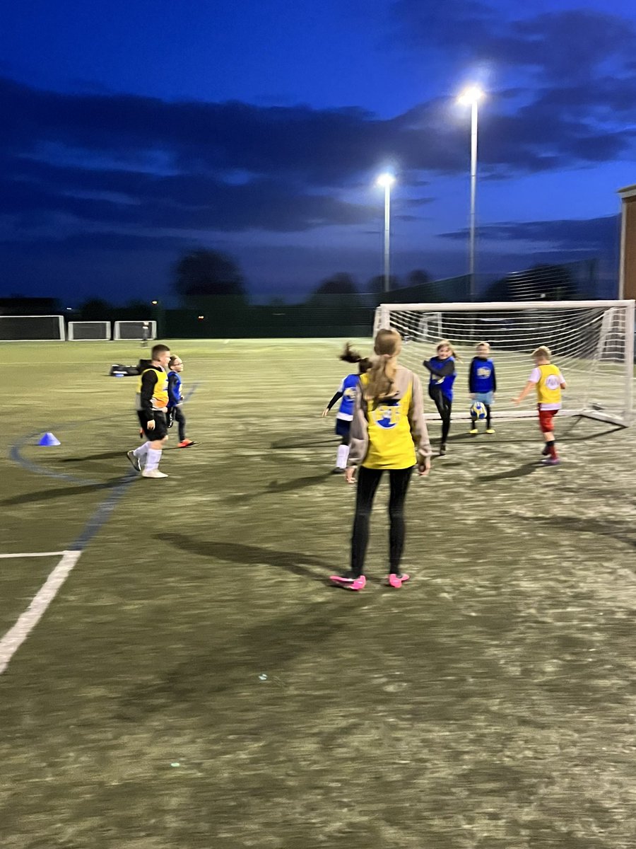 ⚽️ ARRIVAL MATCHES are a fantastic way for children to get straight into the action at an FFF session.

Children arrive say hi, run off and put their drinks in a safety circle, pick up their bibs and then straight into our arrival match.
#straightintotheaction #footballfun