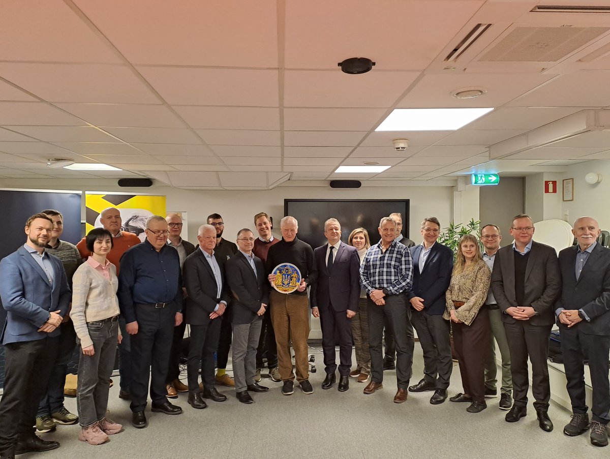 NATO DEEP continues its way toward complex VR solutions for #military education and training. 

Read more about the last workshop held  in Norway during which participants from Ukraine, Norway, and NATO DEEP discuss the use of #VR and #AI in education:

deepportal.hq.nato.int/eacademy/deep-…