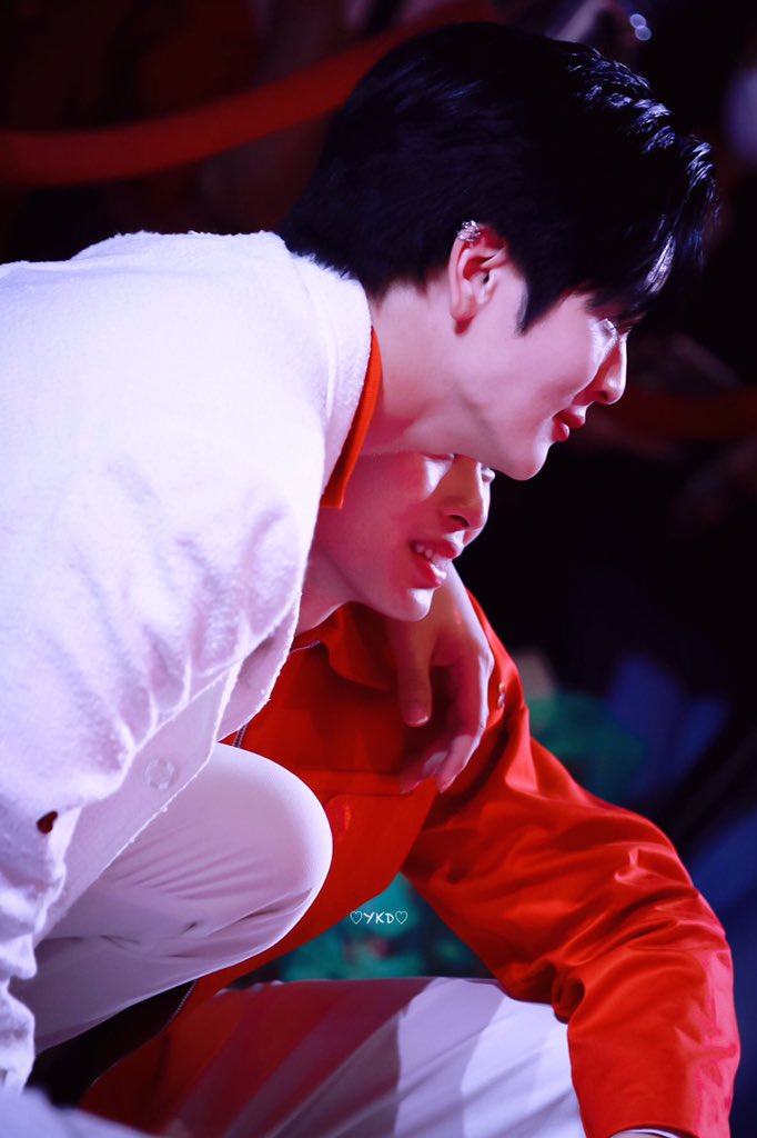 NattoWalnut's tweet photo. 月亮同银河的相伴璀璨无比，天空和云朵的融合自然和谐，大地与花儿的相依绽放美丽，愿将甜蜜幸福的时刻永远定格。💙🌻🐳
Cr.theowner
#ยุ่นต้นxสบู่ทับทิมno1
#แก้มกลมของต้น https://t.co/KwMCR2jIlI