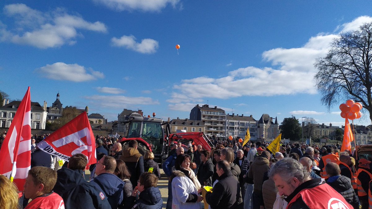 S_Defrance's tweet photo. C'est le moment de se faire entendre. #squaredeBoston #Laval #manif11fevrier https://t.co/NfEL3fJoq3