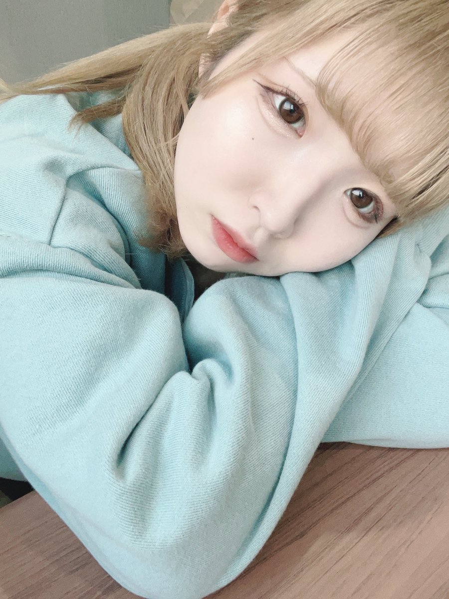 mirai_YOLOZ's tweet photo. 隣の席の子 https://t.co/7spUyrIXqn