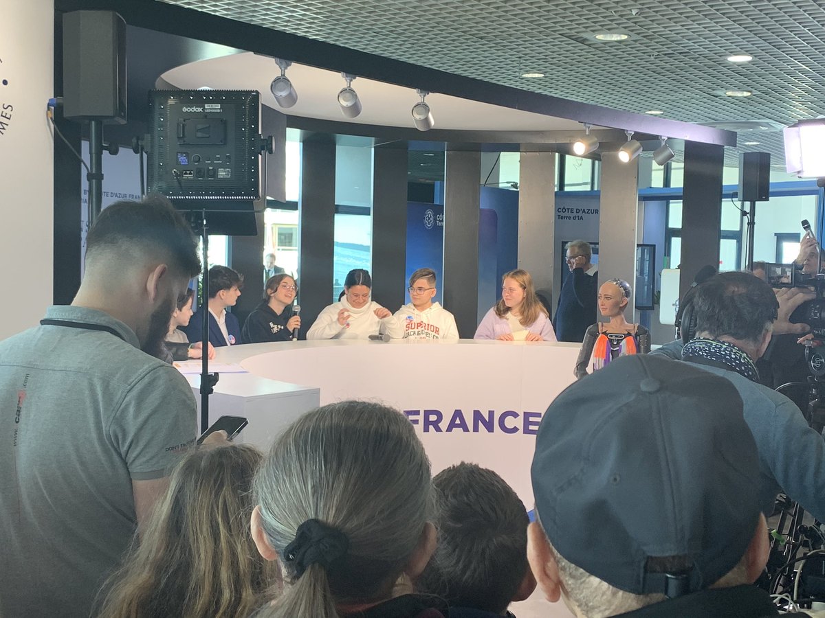 Maison_IA's tweet image. [#WAICF06 #IATALKS 🎙️] by « Côte d’Azur France » Terre d’IA !

🎒CONSEIL DÉPARTEMENTAL DES JEUNES ET IA avec⬇️
✔️ISABELLE GALY @Maison_IA 
✔️COLLÈGIEN-NE-S ÉLU.E.S DU CONSEIL DÉPARTEMENTAL DES JEUNES

Live sur notre chaîne YouTube : youtube.com/live/OtmLuswCa…