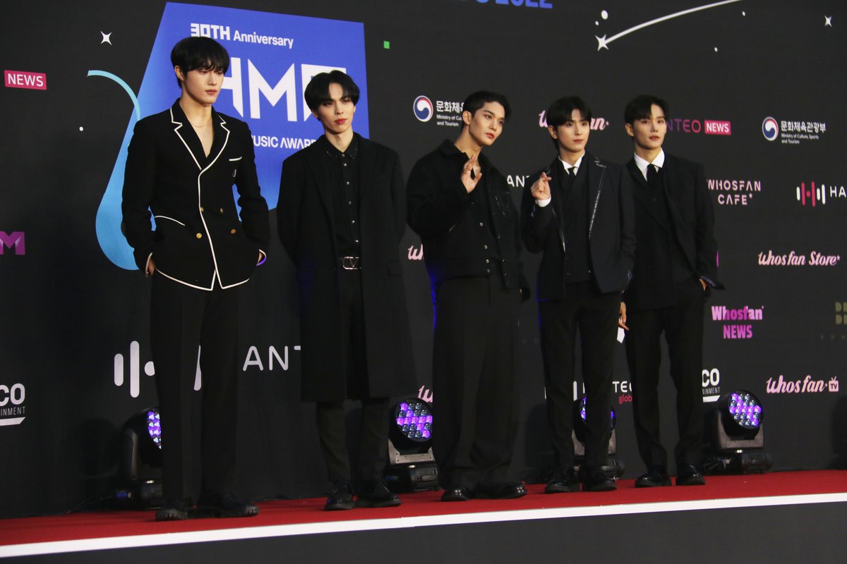 kvibe_yonhap's tweet photo. Check out the photos of #CIX (@CIX_official @CIX_twt) at the red carpet event of the 30th #HanteoMusicAwards ❤️‍🔥🖤🔥 

#한터뮤직어워즈 
#30주년한터뮤직어워즈2022 
#30th_HMAs_2022
#HMAs
#씨아이엑스

Click the link to see more photo! 
https://t.co/mMslQTWCgG https://t.co/lYiyKUSUCd