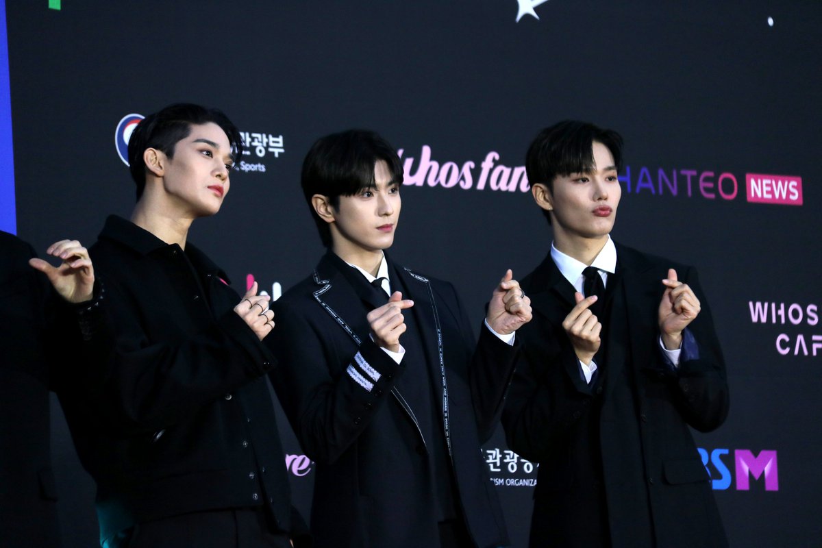 kvibe_yonhap's tweet photo. Check out the photos of #CIX (@CIX_official @CIX_twt) at the red carpet event of the 30th #HanteoMusicAwards ❤️‍🔥🖤🔥 

#한터뮤직어워즈 
#30주년한터뮤직어워즈2022 
#30th_HMAs_2022
#HMAs
#씨아이엑스

Click the link to see more photo! 
https://t.co/mMslQTWCgG https://t.co/lYiyKUSUCd