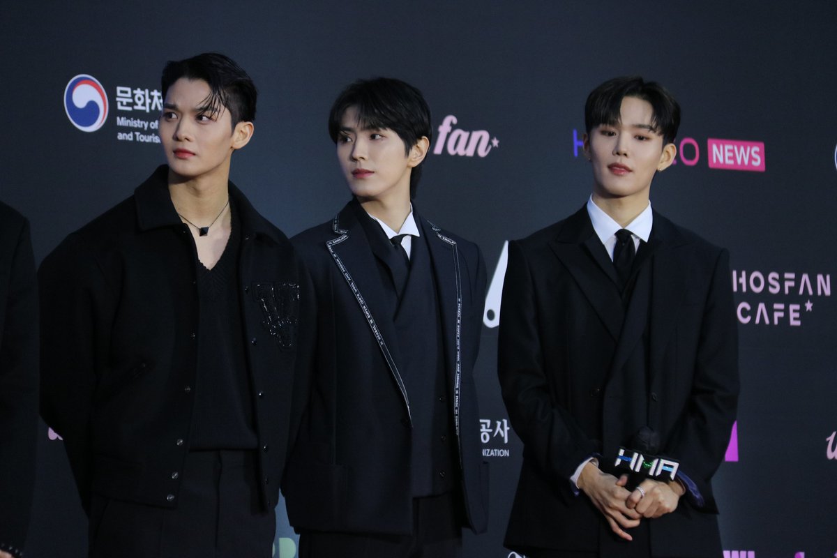 kvibe_yonhap's tweet photo. Check out the photos of #CIX (@CIX_official @CIX_twt) at the red carpet event of the 30th #HanteoMusicAwards ❤️‍🔥🖤🔥 

#한터뮤직어워즈 
#30주년한터뮤직어워즈2022 
#30th_HMAs_2022
#HMAs
#씨아이엑스

Click the link to see more photo! 
https://t.co/mMslQTWCgG https://t.co/lYiyKUSUCd