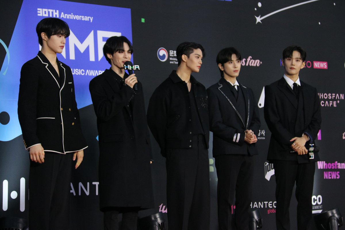 kvibe_yonhap's tweet photo. Check out the photos of #CIX (@CIX_official @CIX_twt) at the red carpet event of the 30th #HanteoMusicAwards ❤️‍🔥🖤🔥 

#한터뮤직어워즈 
#30주년한터뮤직어워즈2022 
#30th_HMAs_2022
#HMAs
#씨아이엑스

Click the link to see more photo! 
https://t.co/mMslQTWCgG https://t.co/lYiyKUSUCd