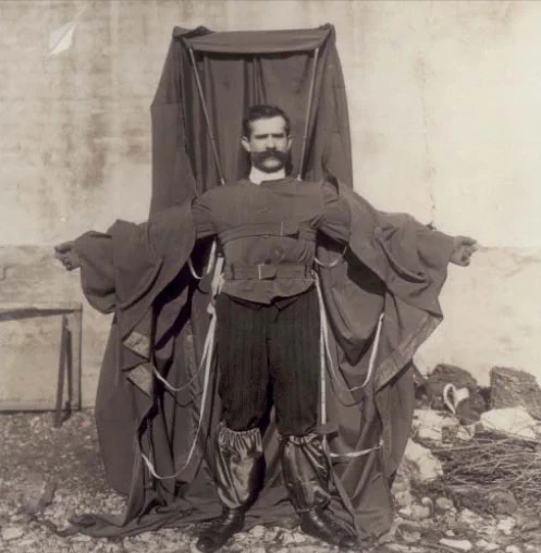 フランツ・ライヒェルト(1879-1912)オーストリア・ハンガリー帝国出身の仕立屋。「飛行士が飛行機事故の際パラシュート代わりに地上へ降下できる外套」を発明し、パリはエッフェル塔のデッキ(高さ60m)から飛び降りたが、予想に反し外套が開かず地上に激突した。墜落の場面を収めた映像が残る。 