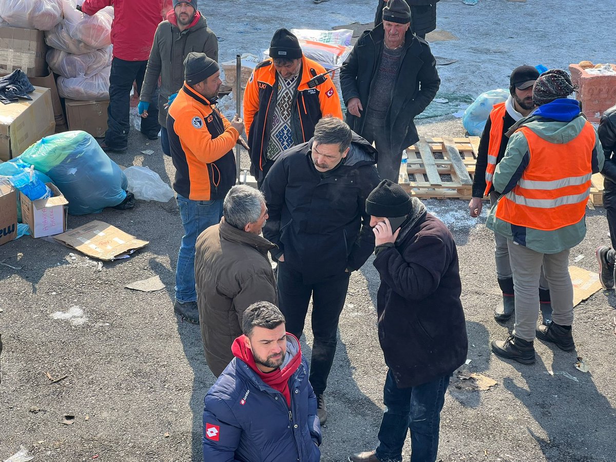 ElbistanTip's tweet photo. Kahramanmaraş Elbistan Afet Koordinasyon Merkezimizde gönüllülerimizin çalışmaları hız kesmeden devam ediyor. https://t.co/2DPmCMgLqQ