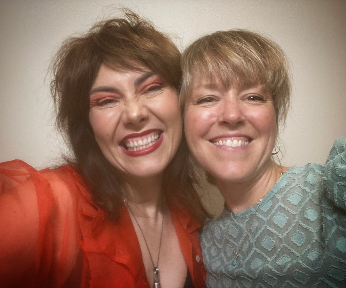 emilybarkerhalo's tweet photo. Gotta say a HUGE thanks to this beautiful woman @Ella_Hooper for taking me out on the Aussie roads. So warm and welcoming and just so awesome to get to hear her and band perform each night. Thank you Ella!! โค๏ธโค๏ธโค๏ธ
#ellahoopertour #aussietour https://t.co/zQVfw6uBSs
