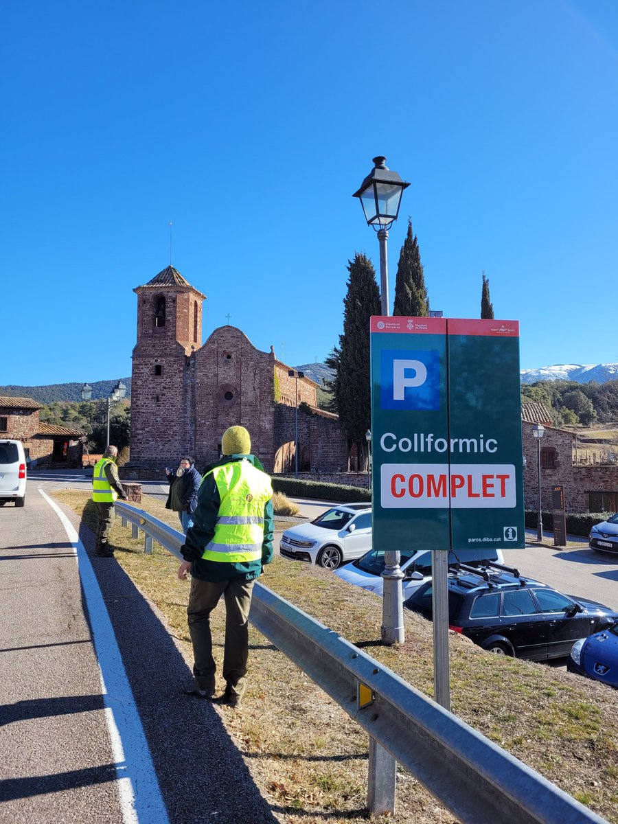 AjElBrull's tweet photo. Aparcaments de #Collformic amb aforament ple, a l'aparcament
#ElBrull encara queden places lliures i es pot agafar el #BusParc
👮‍♂️👮‍♀️No aparqueu als vorals de la carretera, @mossos vetlla pel seu compliment
Respectem el PN @montseny https://t.co/cVG0VhRGZk