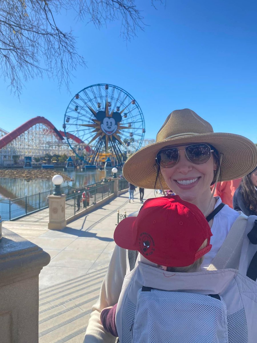 LauraLandPrepon's tweet photo. Pour une première fois, notre Laura est parti à DisneyLand accompagné de ses enfants 🤩 #lauraprepon #familyprepon #disneyland #alexvause #preponkitchen #oitnb #kids #vauseman #that70sshow____ #that90sshow https://t.co/Nf8atiVJkQ