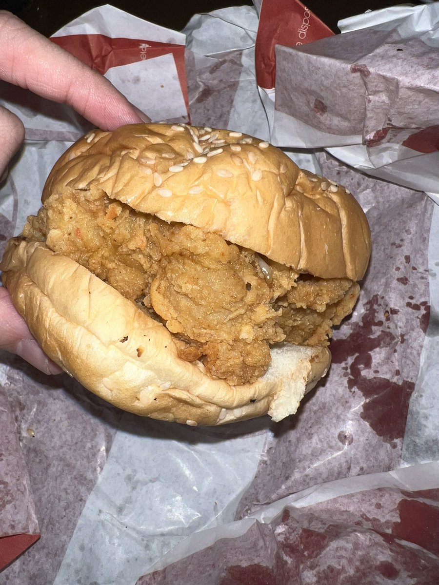 gabmonstere's tweet photo. just for 77 pesos??? ooouuu mcdo and jollibee u are bones!!!!!! ang sarap 😭 https://t.co/ySu2SbGAgM