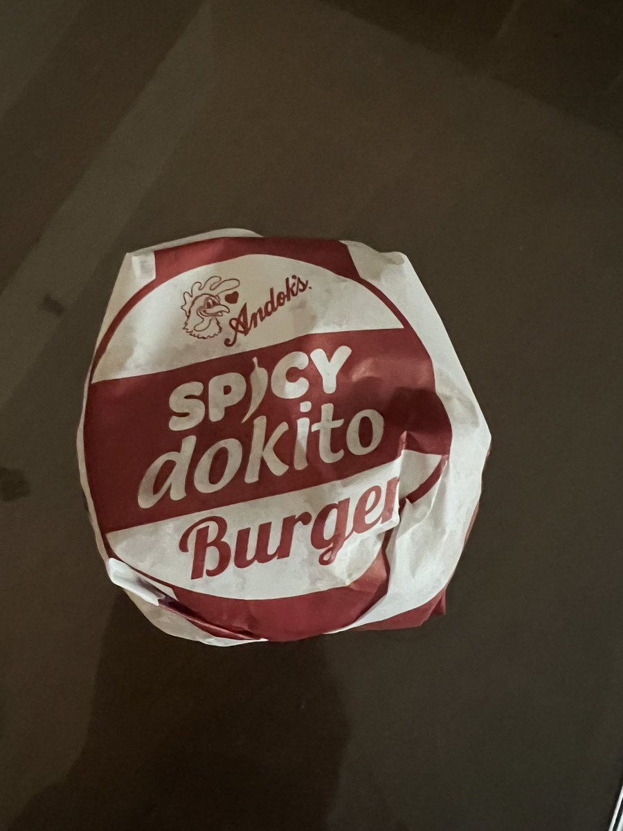 gabmonstere's tweet photo. just for 77 pesos??? ooouuu mcdo and jollibee u are bones!!!!!! ang sarap 😭 https://t.co/ySu2SbGAgM