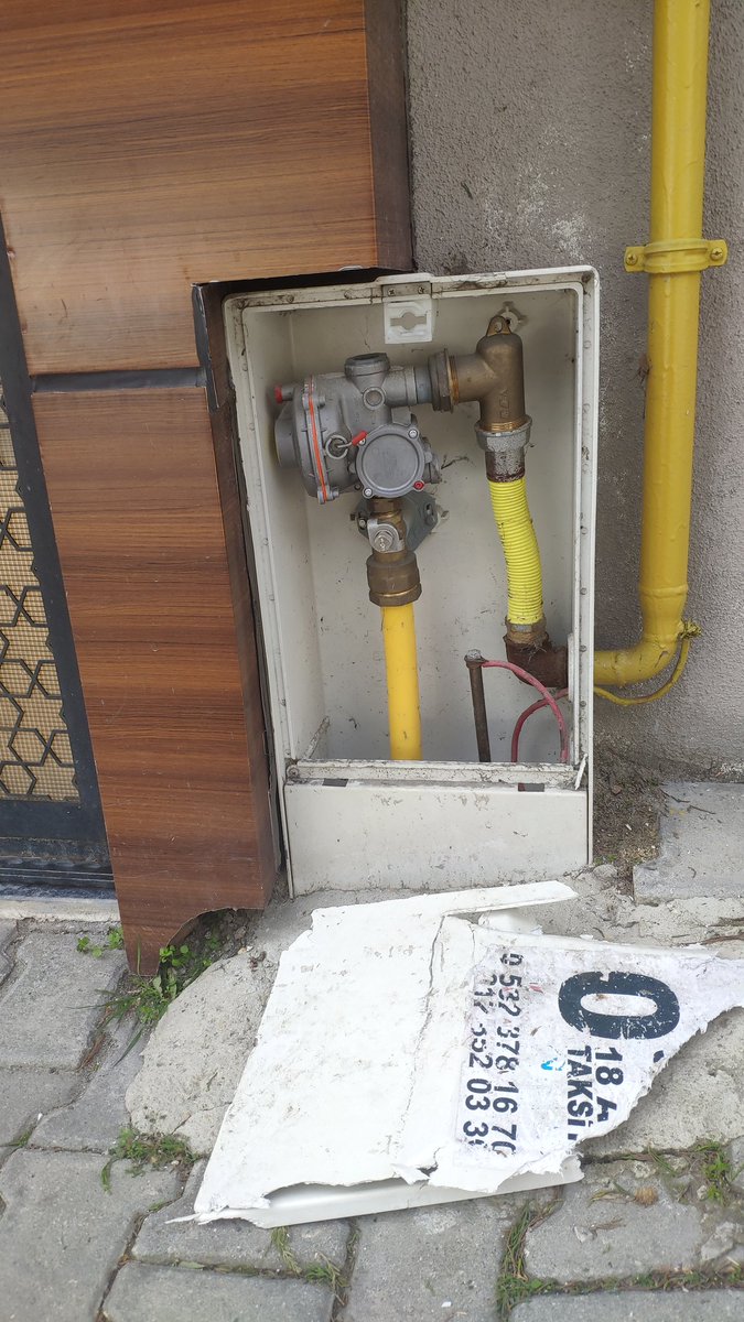 slmncn's tweet photo. Beylikdüzü Kavaklı mahallesi Kılıçarslan sok no :17 52 dairelik kavaklı Aden sitesi girişindeki doğalgaz panosunun kapağı yok ve ciddi tehlike arz ediyor
Lütfen ilgilenir misiniz https://t.co/5SXgwFrodK