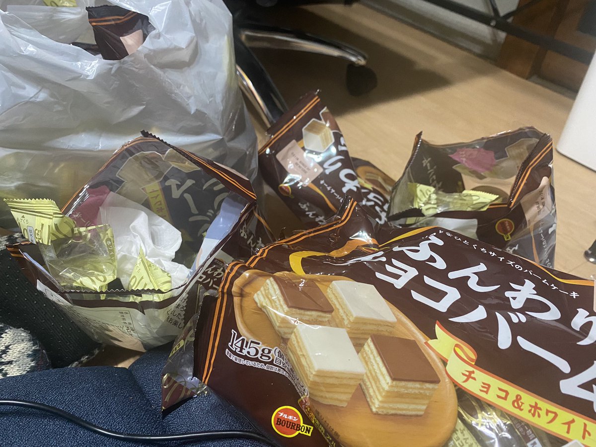 DDDiych's tweet photo. 大量のふんわりチョコバームを使って巨大QRコード作りました。

もう思い残すことはありません。
残ったのは大量のチョコバームだけです。

ハッピーバレンタイン。

#バレイベ2023 #バレンタインプレゼント https://t.co/04K6zwN7vc