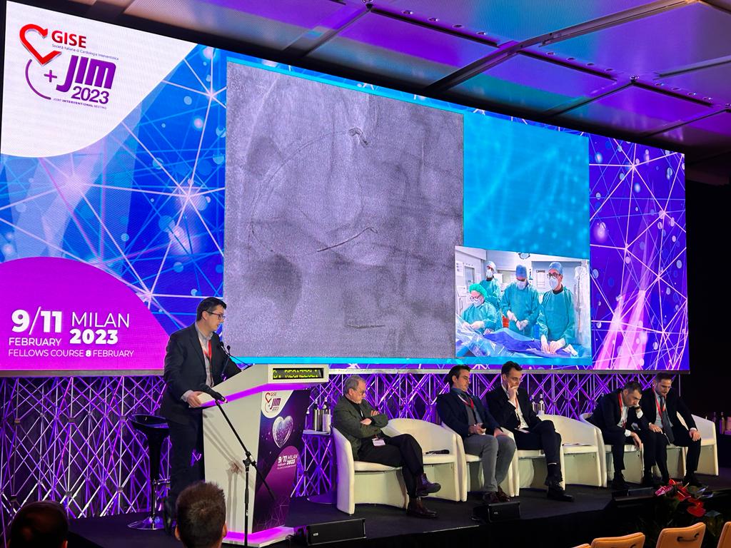 The live in the box from Naples at #JIMGISE2023 is full on! @DamianoRegazzo1 is presenting the case and explaining how the Orbital atherectomy was performed. Supporting the discussion: Stephan Baldus @Antocol17 @francescomeu @Sticchi_Alex Federico De Marco