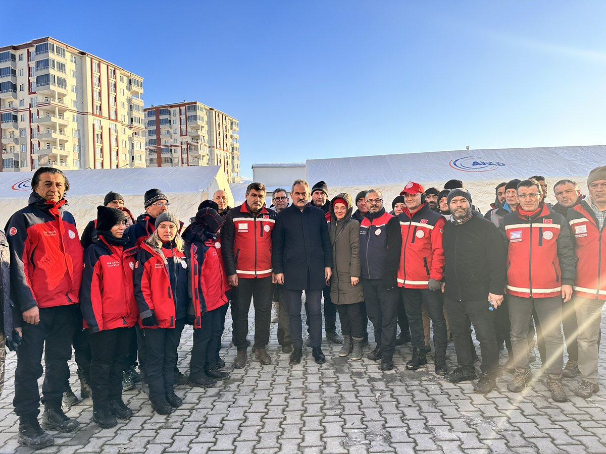 prof_mahmutozer's tweet photo. Depremin ilk gününden itibaren vatandaşlarımızla hemhâl olarak sahada canla başla çalışan ve tamamını öğretmenlerimizin oluşturduğu MEB AKUB ekibimizle buluştuk. 

Türkiye Tek Yürek 🇹🇷 https://t.co/zaXut0WWaw
