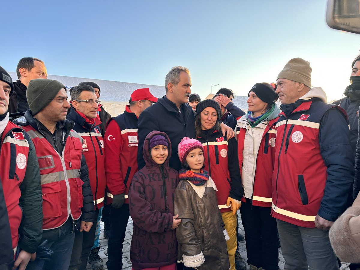 prof_mahmutozer's tweet photo. Depremin ilk gününden itibaren vatandaşlarımızla hemhâl olarak sahada canla başla çalışan ve tamamını öğretmenlerimizin oluşturduğu MEB AKUB ekibimizle buluştuk. 

Türkiye Tek Yürek 🇹🇷 https://t.co/zaXut0WWaw