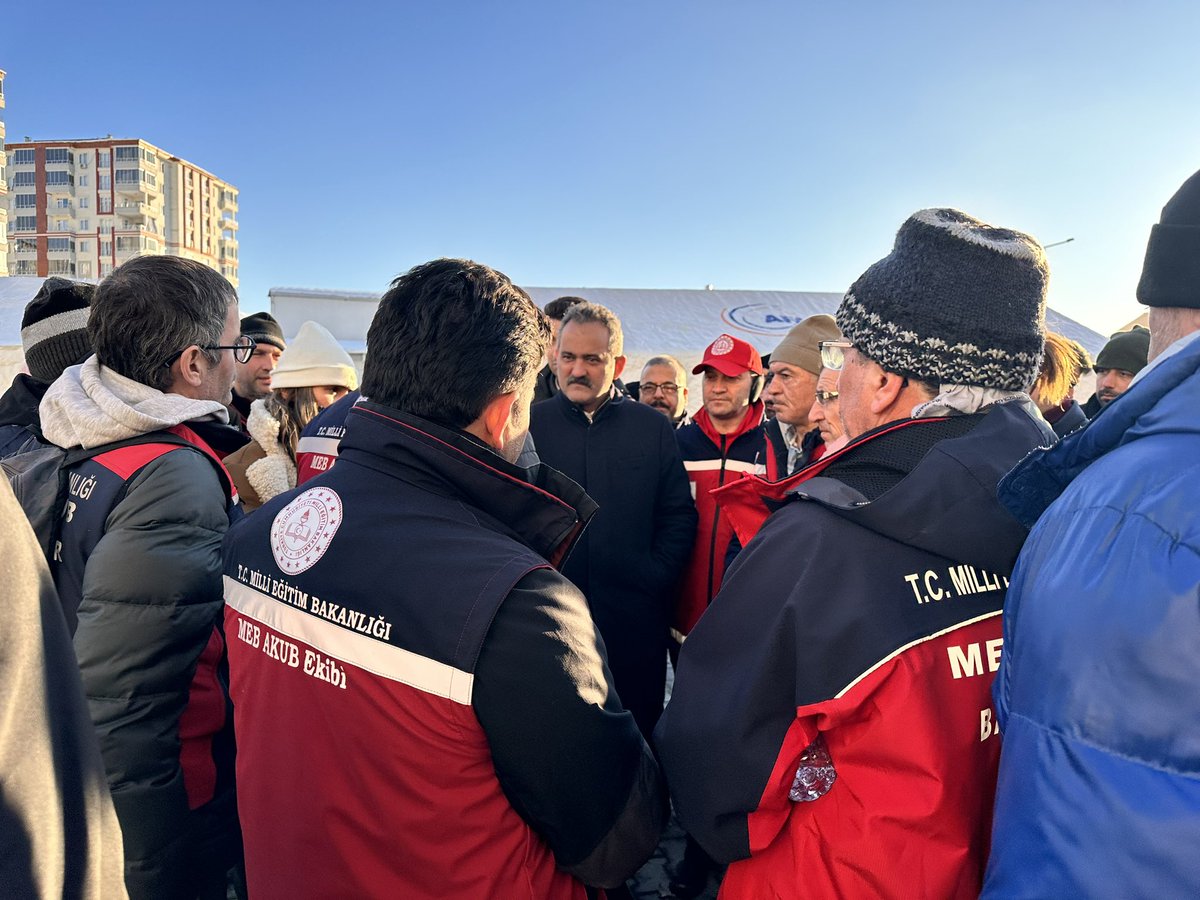 Depremin ilk gününden itibaren vatandaşlarımızla hemhâl olarak sahada canla başla çalışan ve tamamını öğretmenlerimizin oluşturduğu MEB AKUB ekibimizle buluştuk. 

Türkiye Tek Yürek 🇹🇷