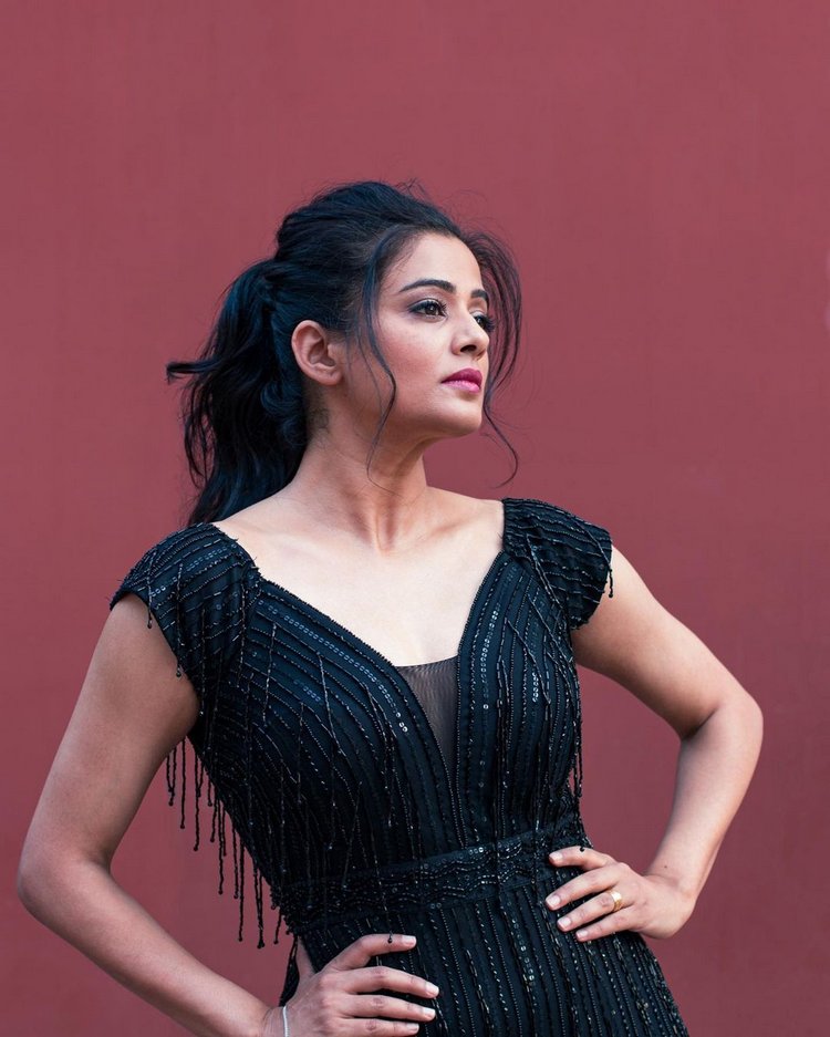 Actress Priyamani Looks Stunning In Black Gown, See Pics - News18