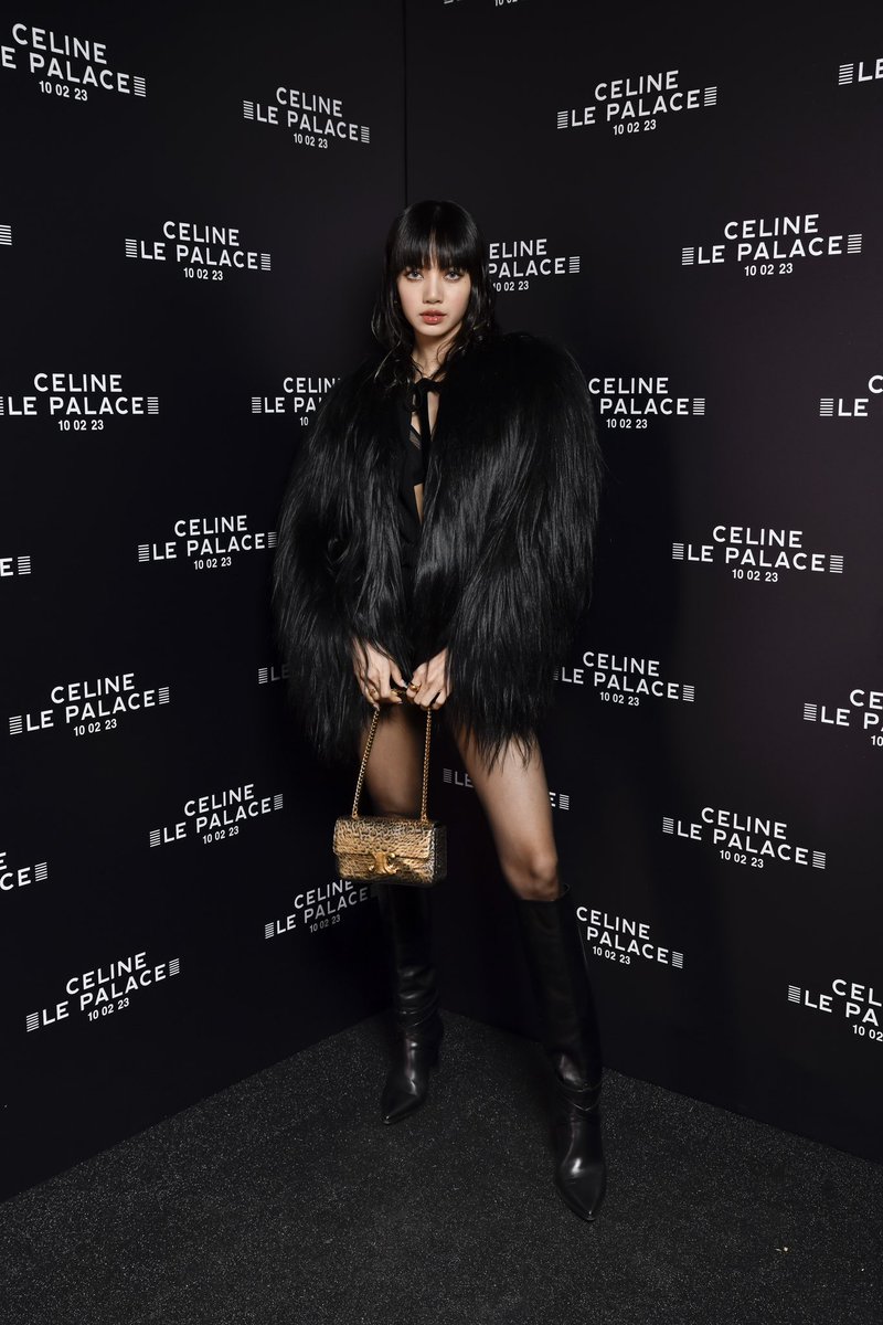 ELLEThailand's tweet photo. สาวลิซ่า BLACKPINK โกลบอลแอมบาสซาเดอร์สุดฮอตของ @celineofficial ในชุดขนเฟอร์เทียมที่แฟชั่นโชว์คอลเล็กชั่น MEN WINTER 2023 'PARIS SYNDROME' ที่จัดขึ้นที่ LE PALACE ไนท์คลับระดับตำนานในกรุงปารีส 

#ELLEThailand 
#LISA #BLACKPINK
#LEPALACE #CELINEBYHEDISLIMANE
#LISAxCelineWinter23 https://t.co/LY0ItJ70x0