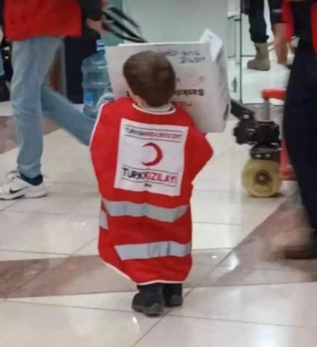 YellowRedReport's tweet photo. Yıkılmayız. Arkamızda dağlar var! https://t.co/0KjLsky4yV