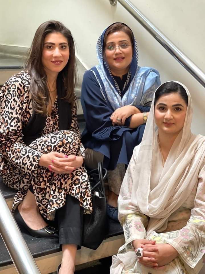 AHK_47's tweet image. یہ #uffff کرنے والی پھنڈر آنٹیاں نون لیگ نے اپنی "یوتھ" کے لئے پیش کردی ھیں