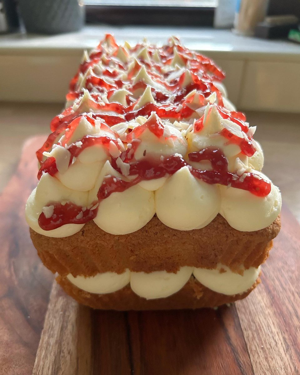 saddleworthbake's tweet photo. Raspberry Bakewell Loaf Cake - almond sponge, raspberry jam & almond flavoured buttercream - delicious!😋😍 #raspberrybakewellloafcake #raspberrybakewell #loafcake #delicious #saddleworth #oldham #baking https://t.co/rTiZXJMlQZ
