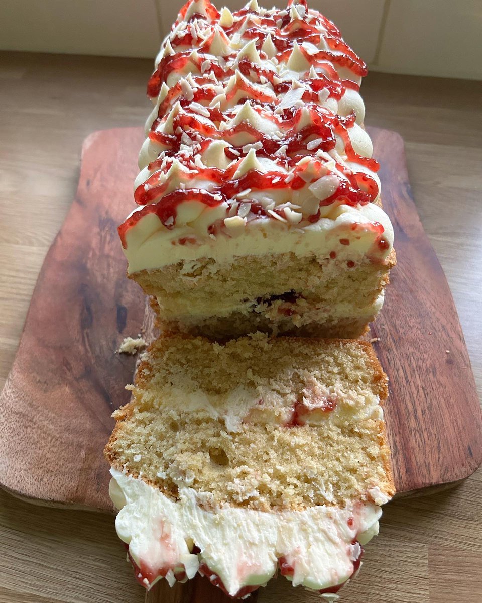 saddleworthbake's tweet photo. Raspberry Bakewell Loaf Cake - almond sponge, raspberry jam & almond flavoured buttercream - delicious!😋😍 #raspberrybakewellloafcake #raspberrybakewell #loafcake #delicious #saddleworth #oldham #baking https://t.co/rTiZXJMlQZ