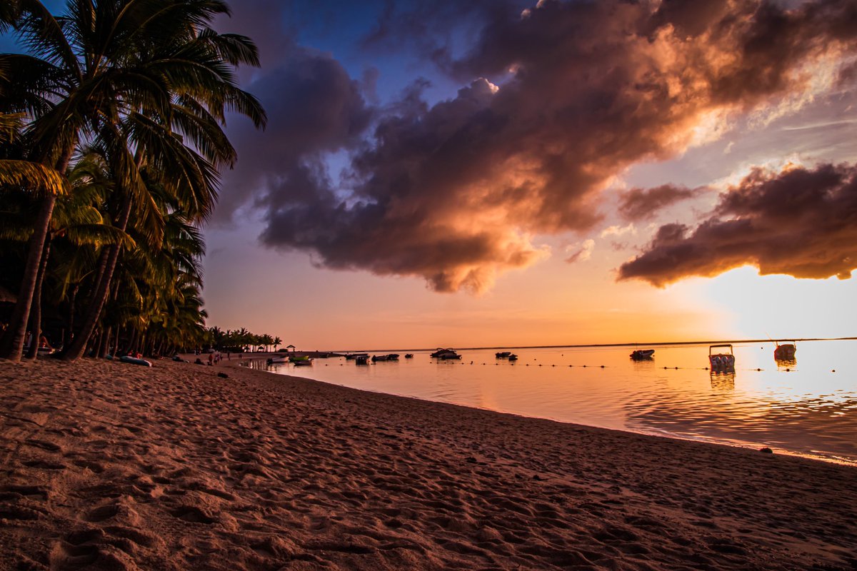didunn1's tweet photo. @VisualsbySauter Sunset Le Morne Mauritius 😍 https://t.co/qLjhtVh62p