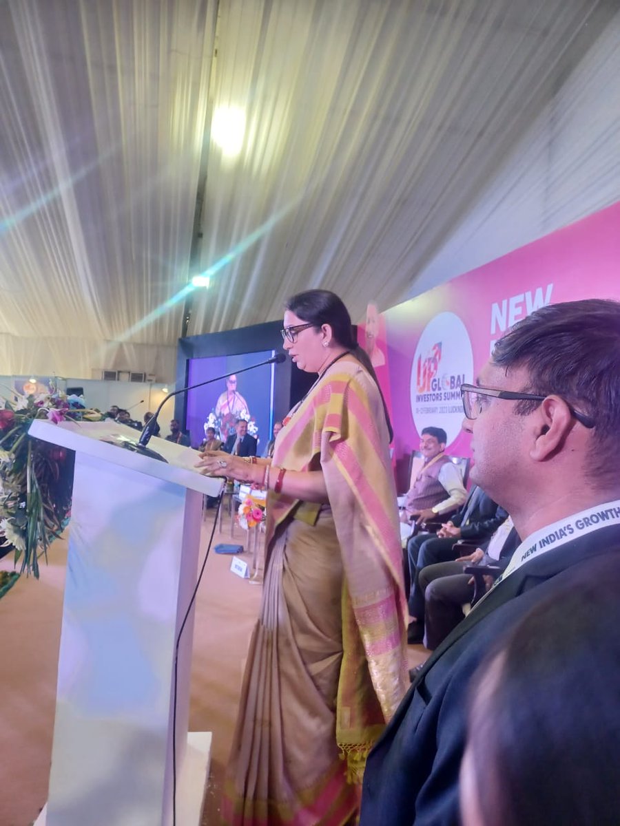 UP_ODOP's tweet image. #GIS23 में #ODOP: एक जनपद एक उत्पाद – Empowering Traditional Industries विषय पर आयोजित विशेष सत्र में केंद्रीय मंत्री श्रीमती स्मृति जुबिन इरानी ने ओडीओपी सफलता की कहानियों के संग्रह एवं ओडीओपी कैटलॉग का विमोचन किया व अपने संबोधन से सभी को लाभान्वित किया।