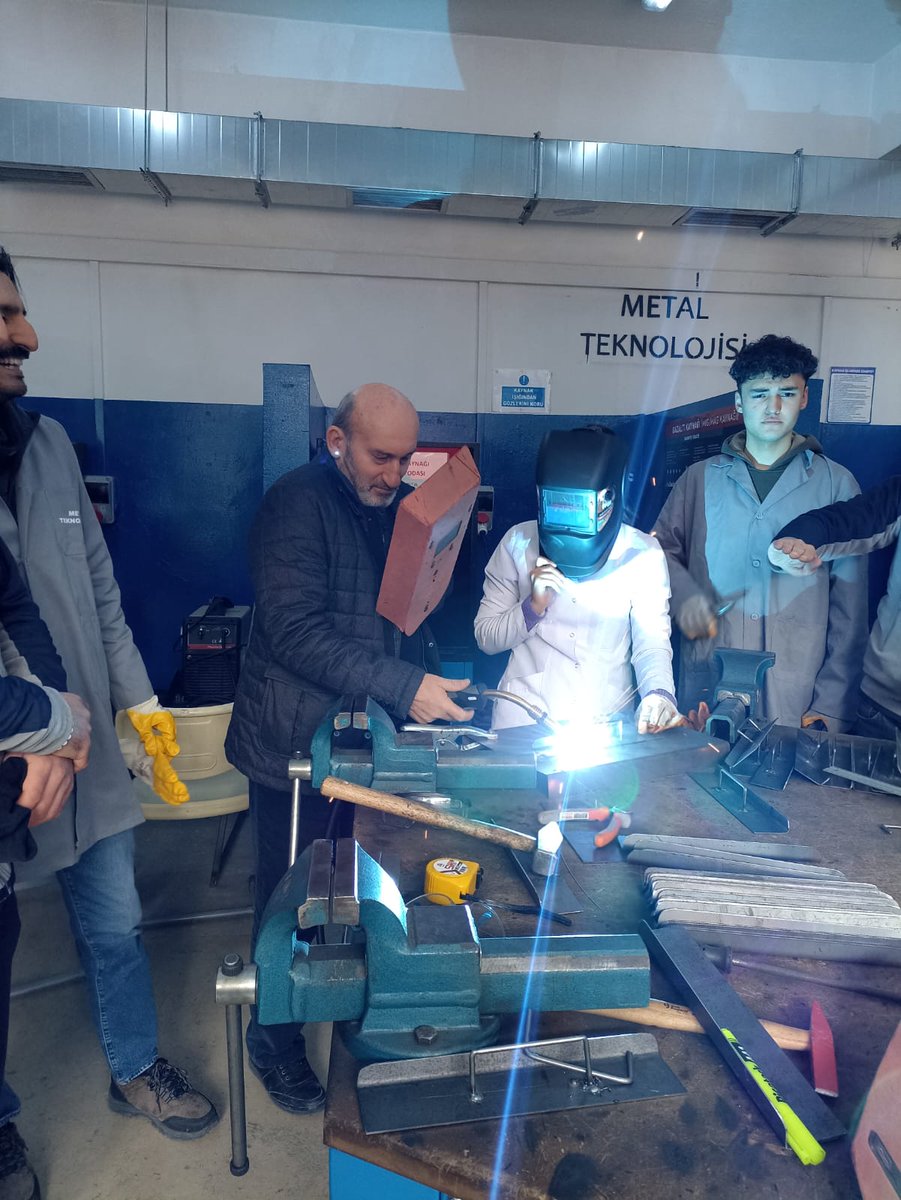 Bağcılar Endüstri Meslek Lisesi Olarak Depremzedeler için soba yapımına başlanmış ve Deprem Bölgesine gönderilmeye başlanmıştır.<a href="/abdullahucgun33/">Abdullah Uçgun</a>   <a href="/19_mstfylmz/">Mustafa YILMAZ</a>