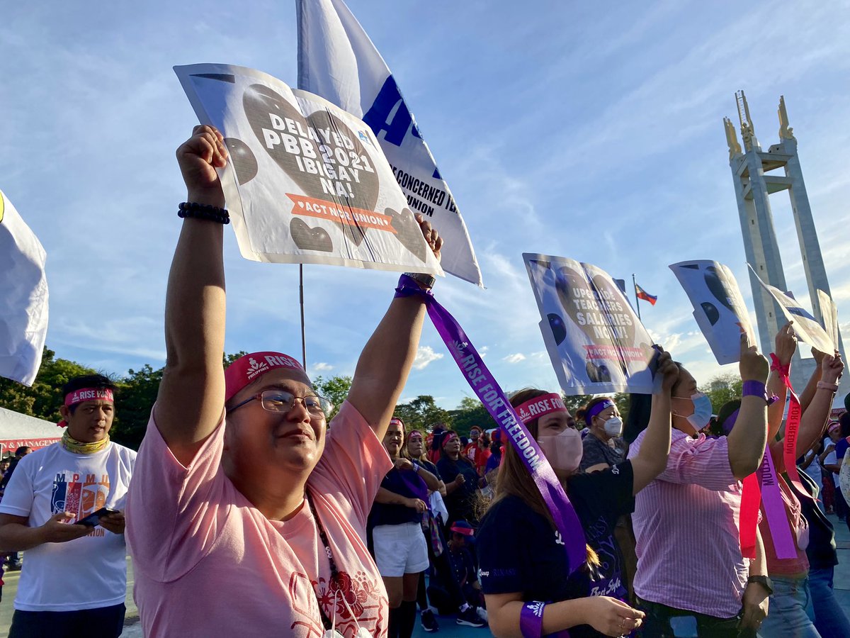 TIGNAN: “Rise, Resist, Unite” ang sigaw ng mga kababaihang nagkaisa ngayong araw, Pebrero 11, sa Liwasang Aurora, Quezon City para sa ika-10 taon ng One Billion Rising.

#RiseForFreedom
#RiseInSolidarity