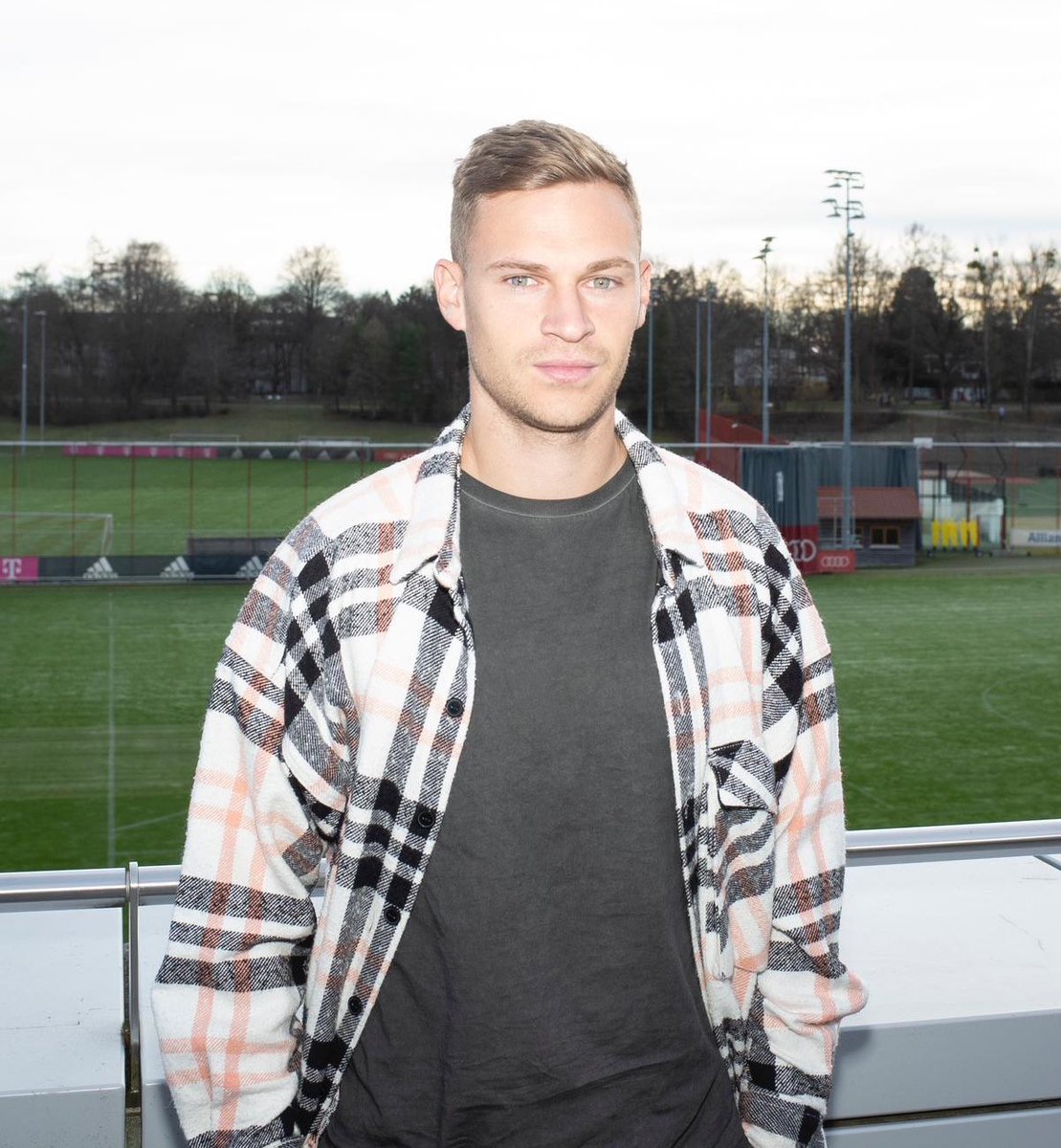 ThymPinon's tweet photo. Joshua Kimmich x @francefootball 🇩🇪

On a montré des screens de ses actions au numéro 6 du Bayern Munich. En retour, on lui a demandé de faire deux choses : livrer, spontanément, ce qu’il pensait avoir fait sur chaque situation ; analyser, avec du recul, ses propres choix. https://t.co/35rvM77EZf