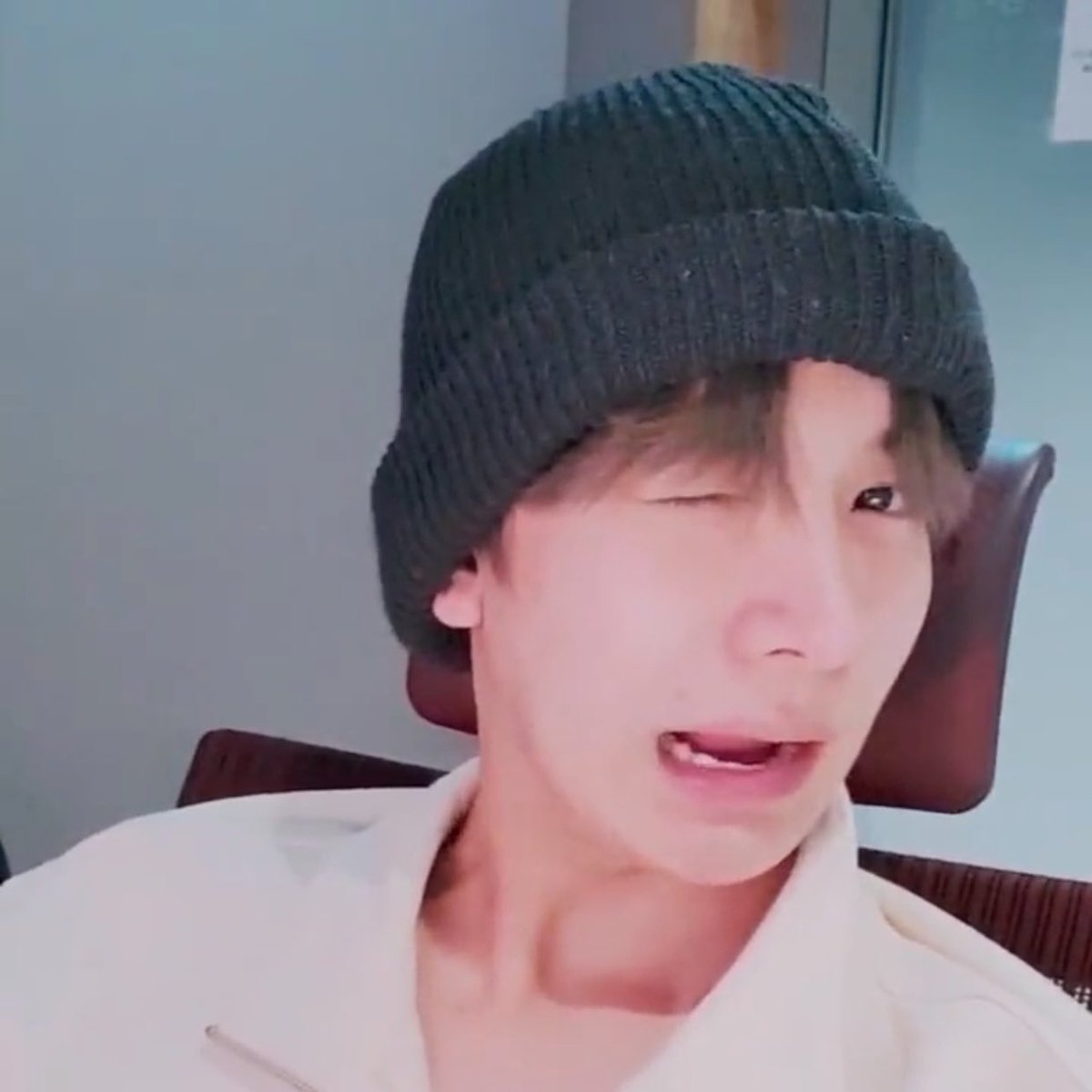 lheesoftie's tweet photo. heeseung winking  https://t.co/uo9oBbMk7w