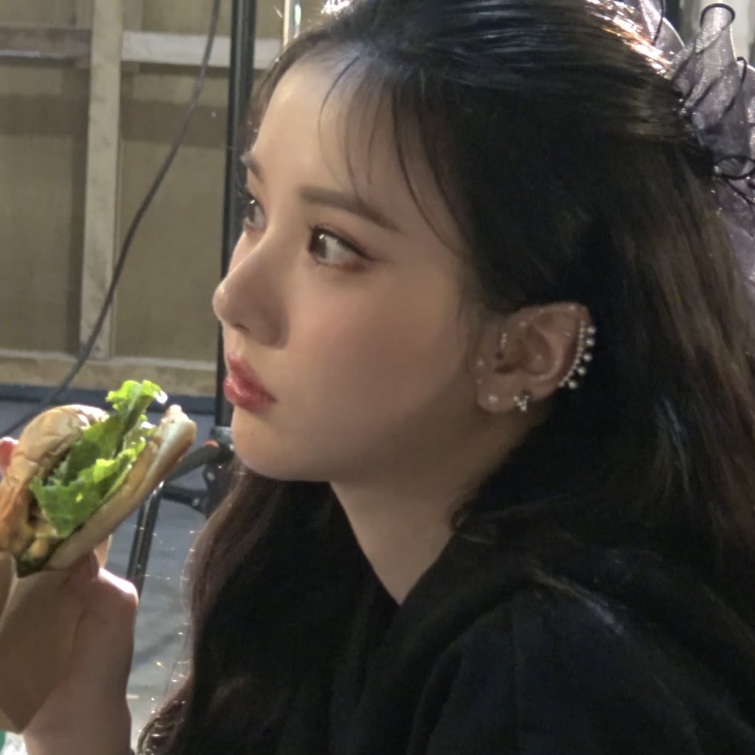 eunagguks's tweet photo. eunha and her piercing https://t.co/yUnrzSorT1