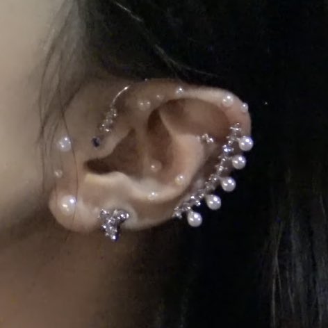 eunagguks's tweet photo. eunha and her piercing https://t.co/yUnrzSorT1
