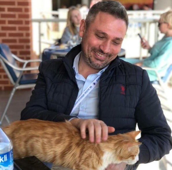 Bu haberi vermek istemezdim. Ama bekleyenleri var. Görüp görebileceğiniz en iyi kalpli insanlardan, nöroloji adına öğrendiğim çoğu şeyi daha asistanken hocaların ardından kendisine sorup öğrendiğim, muhteşem insan ve çok değerli öğretim üyesi Dr Murat Güntel’i abimizi kaybettik..