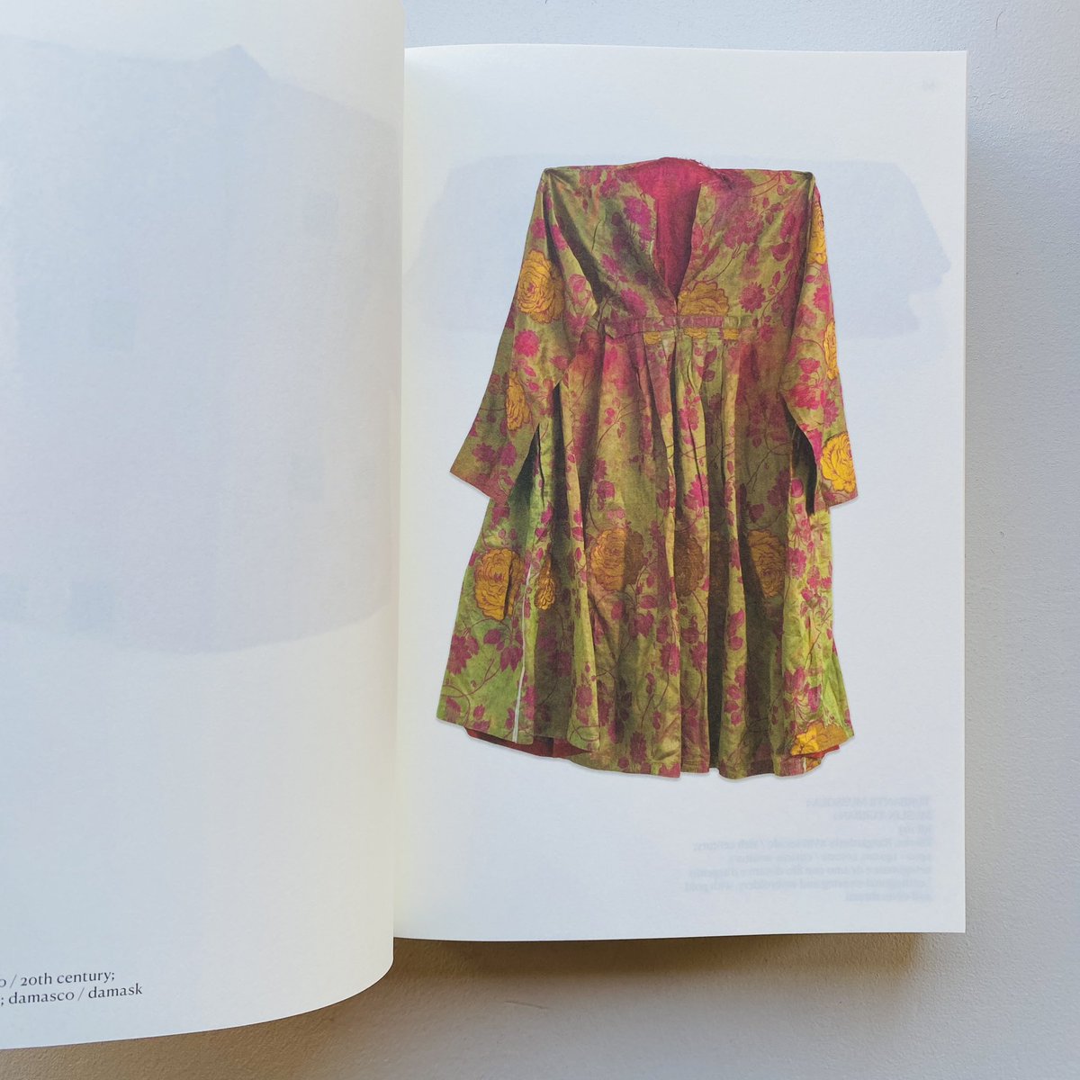 UT_IDeA's tweet photo. 御年93歳。布を愛する芸術家として知られる、造形作家Isabella Ducrotによる、アンティークテキスタイルコレクションをまとめたもの。アジアを中心にトルコ、インド、中国、チベット、アフガニスタンなどで収集した多数の古布がカラーで載。”Stoffe”とは生地の意で、貴重な資料として存在感のある一冊 https://t.co/sJki0AJif0