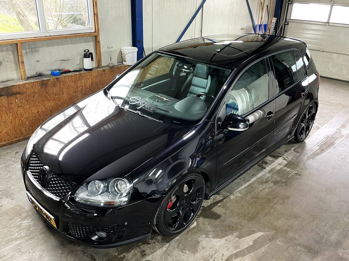 FRCarcleaning's tweet photo. 4 jaar geleden in de ceramische coating gezet, en nog steeds glimmend zwart. #skjin https://t.co/vnErzGlKol