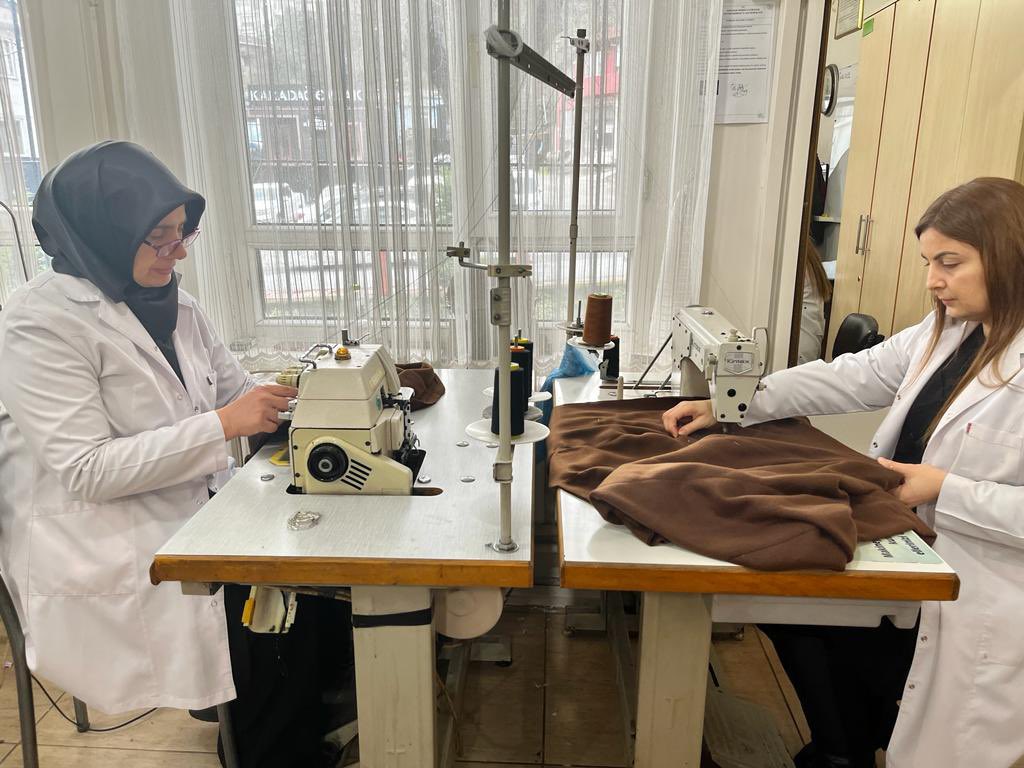 ZonguldakMEM's tweet photo. Halk Eğitim Merkezlerimizde öğretmen ve usta öğreticilerimizin üretmiş olduğu polar çocuk battaniyeleri deprem bölgesine gönderilmek üzere hazırlanıyor. 

Türkiye Tek Yürek 🇹🇷 

@tcmeb @zuleyhaaldogan https://t.co/QCFPoSqNH9