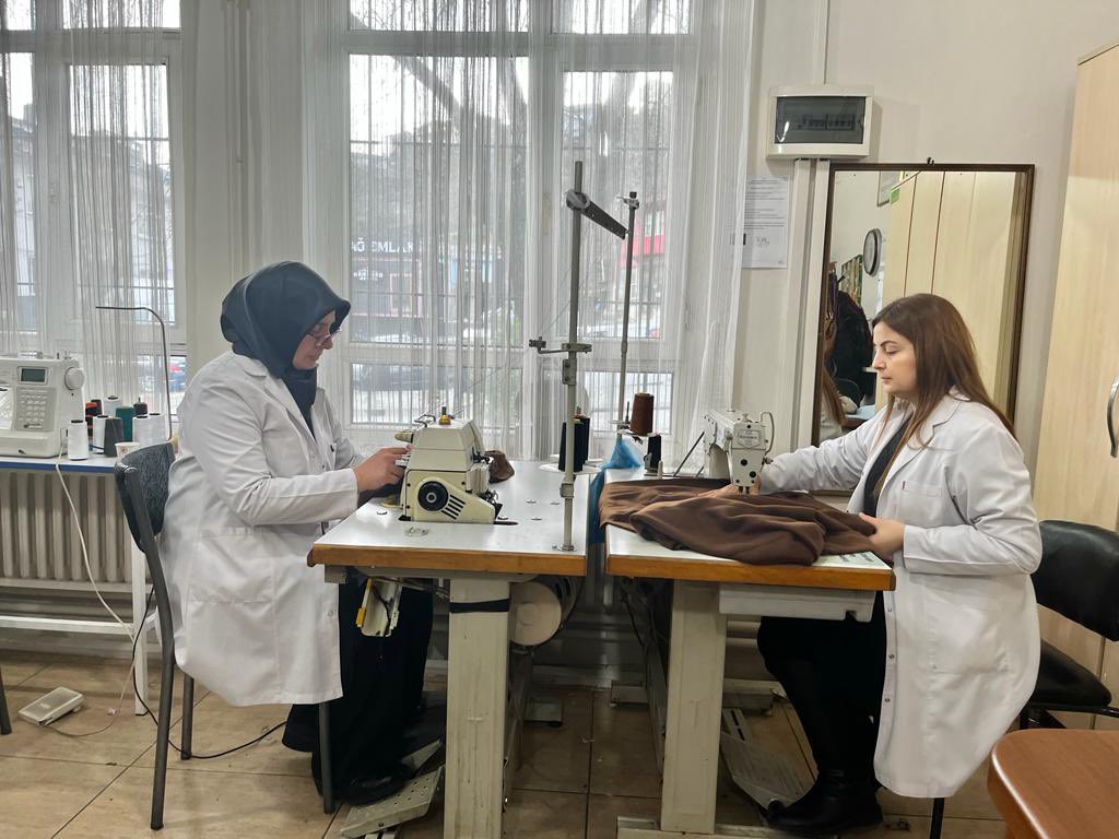 ZonguldakMEM's tweet photo. Halk Eğitim Merkezlerimizde öğretmen ve usta öğreticilerimizin üretmiş olduğu polar çocuk battaniyeleri deprem bölgesine gönderilmek üzere hazırlanıyor. 

Türkiye Tek Yürek 🇹🇷 

@tcmeb @zuleyhaaldogan https://t.co/QCFPoSqNH9