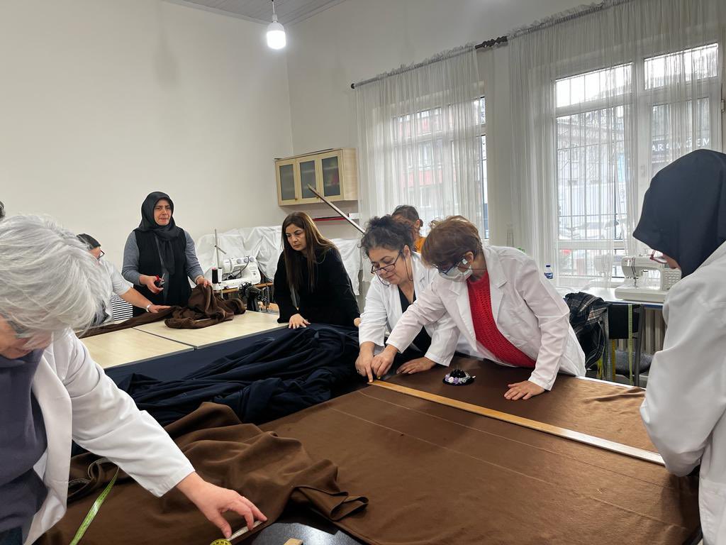 ZonguldakMEM's tweet photo. Halk Eğitim Merkezlerimizde öğretmen ve usta öğreticilerimizin üretmiş olduğu polar çocuk battaniyeleri deprem bölgesine gönderilmek üzere hazırlanıyor. 

Türkiye Tek Yürek 🇹🇷 

@tcmeb @zuleyhaaldogan https://t.co/QCFPoSqNH9