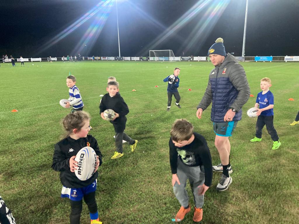 siddalrl's tweet photo. Our brilliant under 7s were back on the Wembley Of The North lastnight working hard with guest coach and Siddal coaching guru Scott Grix, helping out with Luke and James.
@leedsrhinos @Lindsaygrix
#OneOfOurOwn #togetherwearestronger #believeintheprocess #clubpartnership https://t.co/ZGTxf0v18R