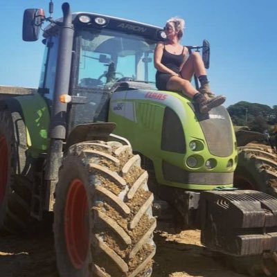BethYur's tweet photo. #claastractor #farmergirl https://t.co/bjsXVIAoXJ
