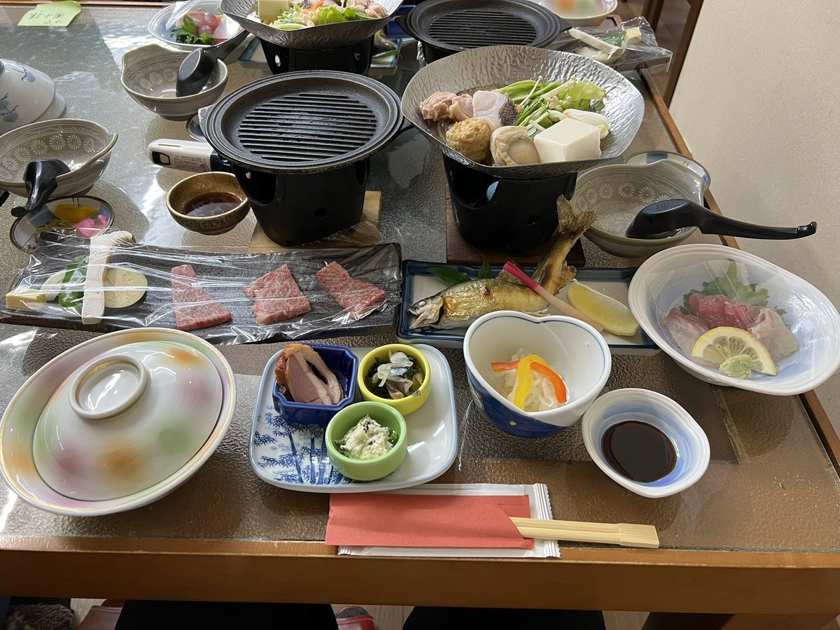 温泉、暗い空、おいしい料理。🤤